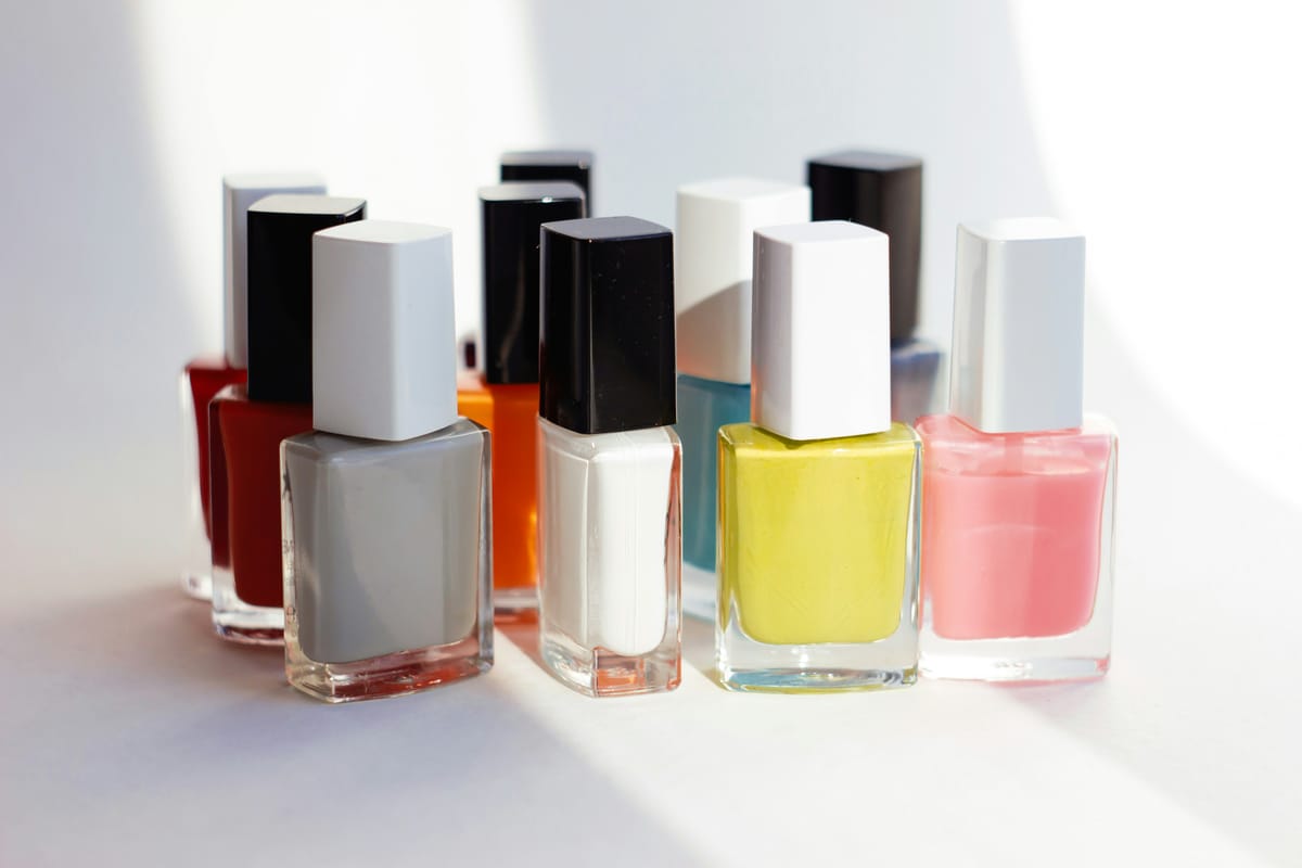 Flesjes nagellak in pastel- en felle kleuren in zonlicht