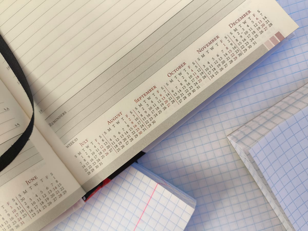 Open agenda met een jaarkalender op ruitjespapier