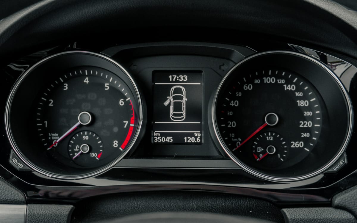 Toerenteller en snelheidsmeter van een auto