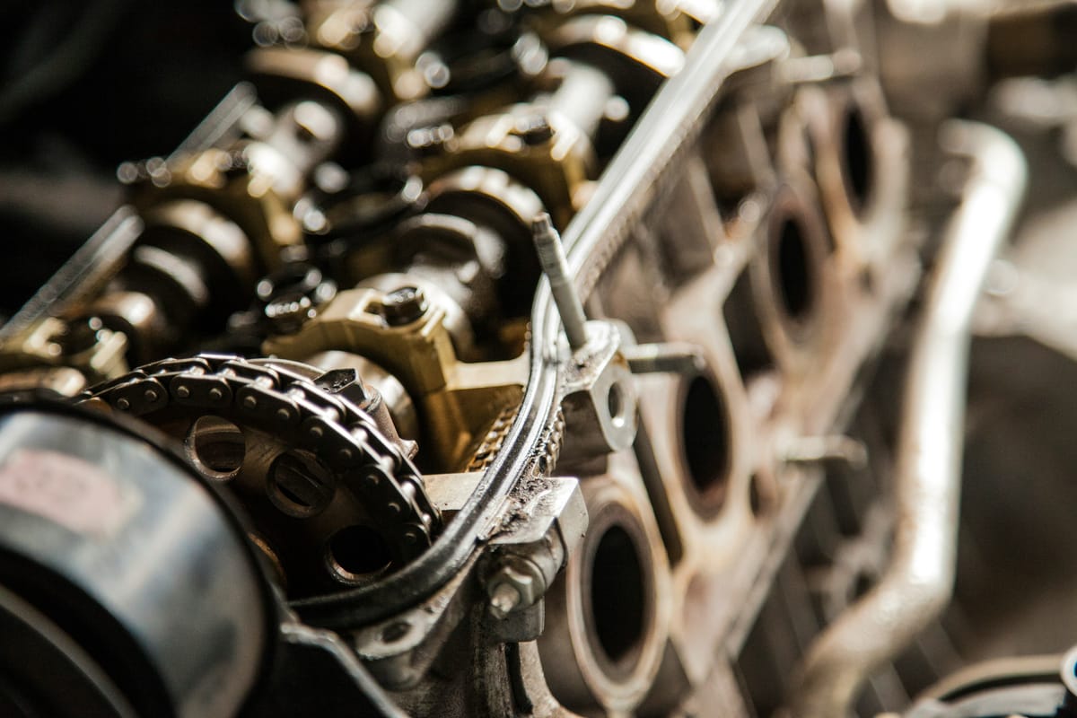 Open motorblok met nokkenas en distributieketting