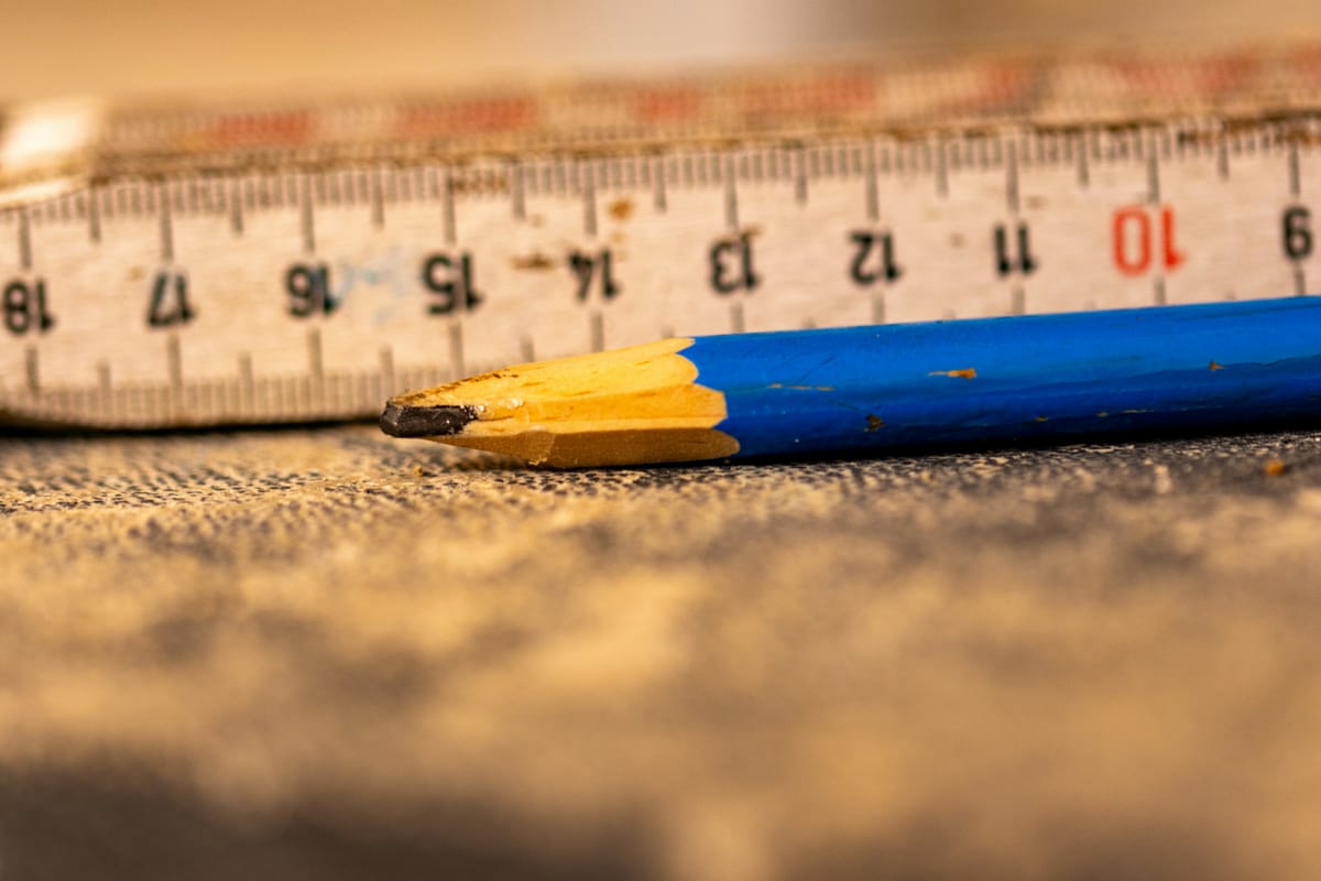 Duimstok met centimeters en een timmermanspotlood