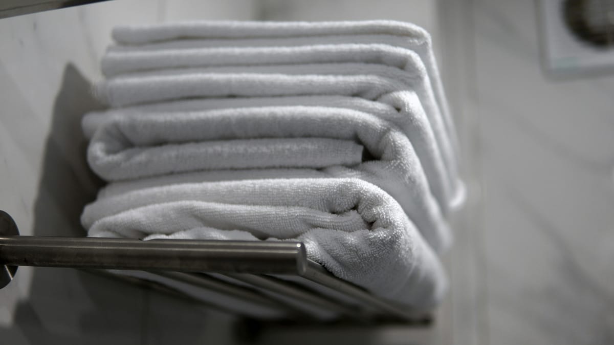 Stapel witte handdoeken op een rek