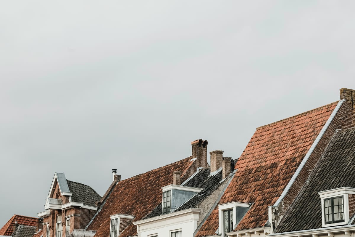 Oude pannendaken met schoorstenen en dakkapellen in een Nederlandse binnenstad